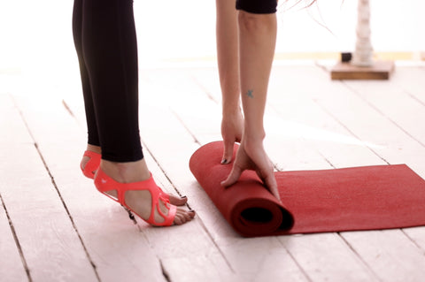 Calzado de piel de alto rendimiento para trabajos en el estudio. Alternativas de calcetines de yoga, barra y pilates que realmente brindan agarre y soporte.