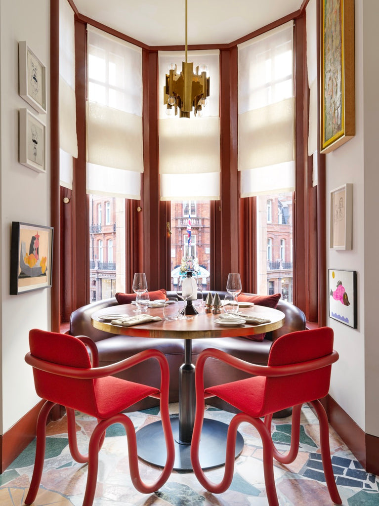 Punaiset ruokapöydän tuolit