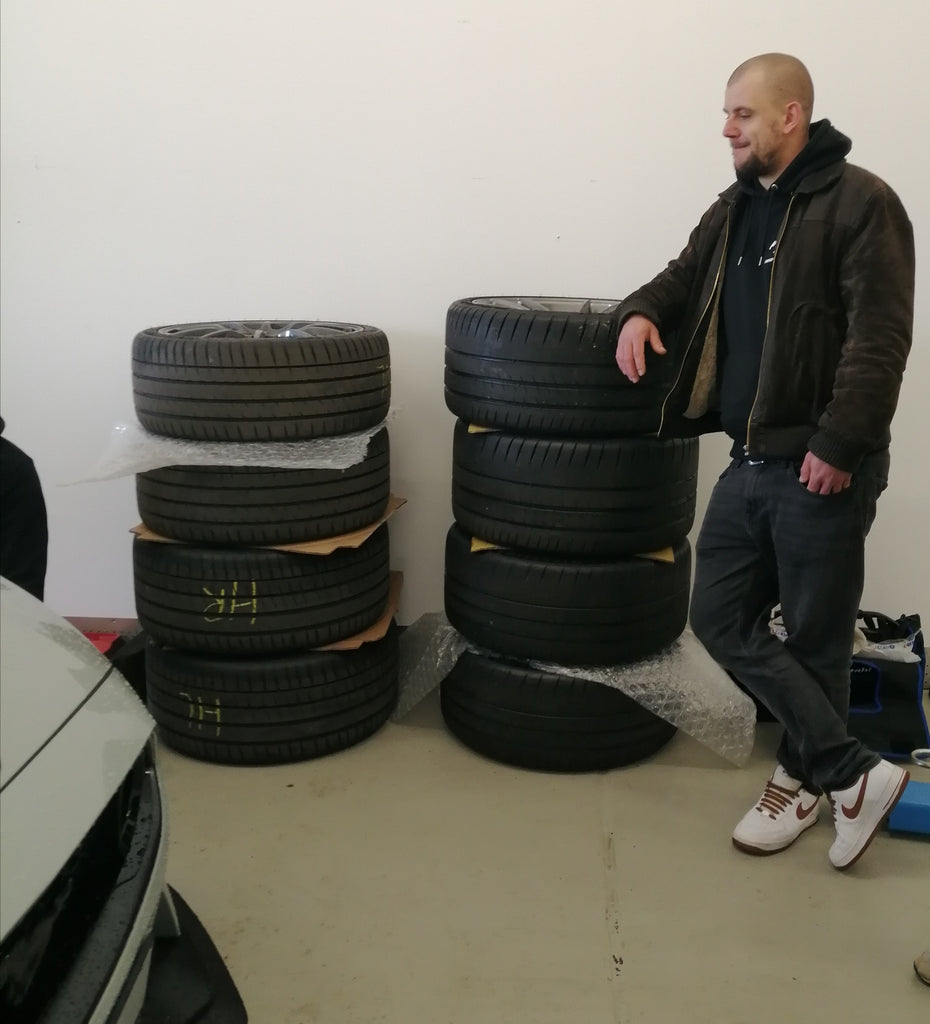 David from Fiege guarding the Michelins and overseeing pitstop