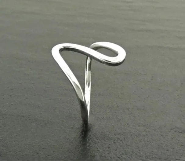 Anel de Prata em Lins, design de ondas irregulares em prata esterlina 925. Toque de elegância minimalista para expressar seu estilo único