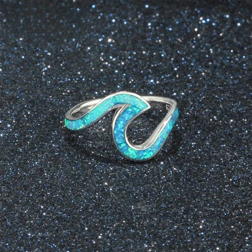 Anel de Prata com Opala Onda - Elegância em cada detalhe. Perfeito para ocasiões especiais. Feito em prata 925 com opala azul oceano.