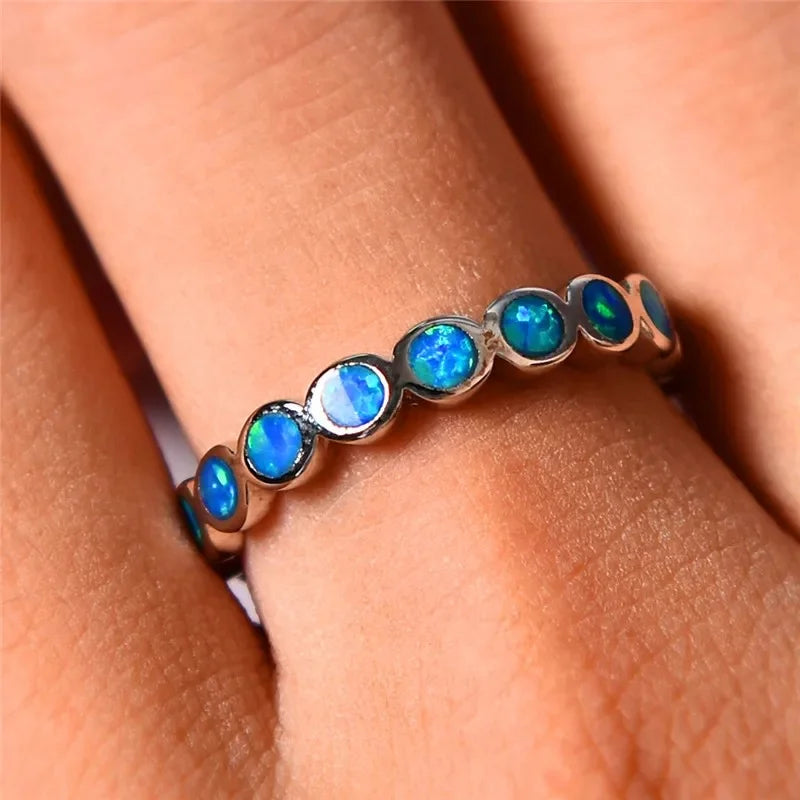 Encante-se com a opulência da opala azul neste anel de prata. Um símbolo de amor eterno e elegância atemporal.