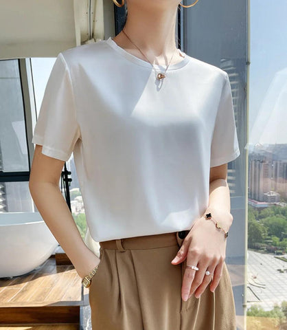 Blusa Feminina Básica Manga Curta Seda Artificial em design minimalista e elegante, perfeita para ocasiões formais e casuais.