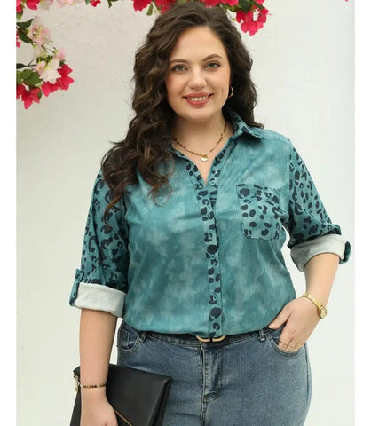 Blusa feminina plus size com estampa floral, manga longa dobrável e tecido leve, ideal para estilo casual.