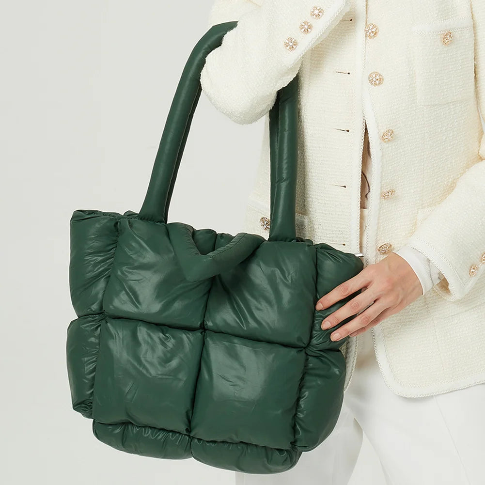 Bolsa Puffer Acolchoada: Sua companheira de inverno, unindo moda e conforto.