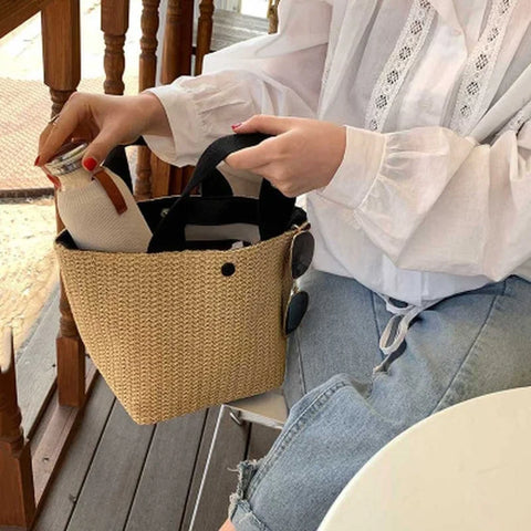 Bolsa de Praia Chique Pequena em palha, acessório perfeito para dias de sol e lazer.