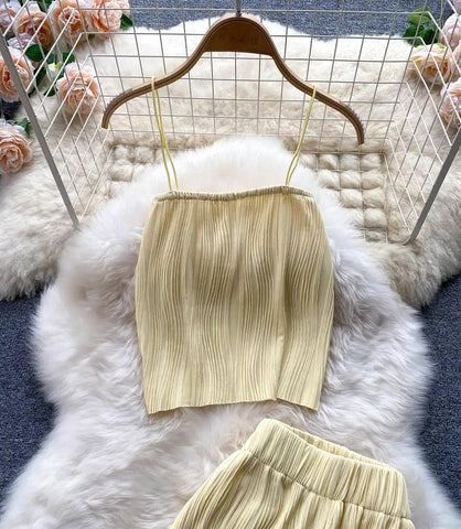 Conjunto feminino plissado com calça de cintura alta e top de alça fina em tecido leve e sofisticado.