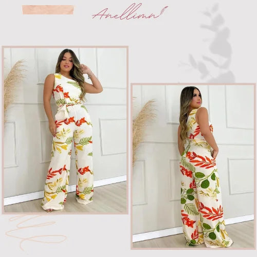 Mulher usando macacão longo de um ombro só com estampa floral, tecido crepe e modelagem pantalona.