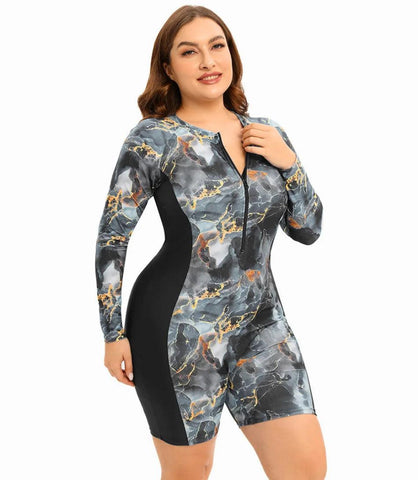 Mulher usando Maiô Plus Size Feminino Estampado com mangas longas, ideal para proteção solar e conforto em atividades aquáticas.