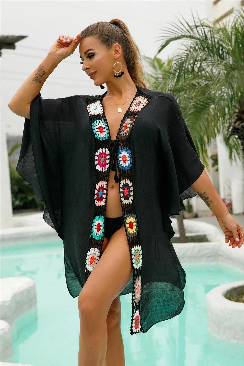 Saída de Praia Kimono Curta com bordados em crochê - Ideal para moda praia e conforto durante o verão.