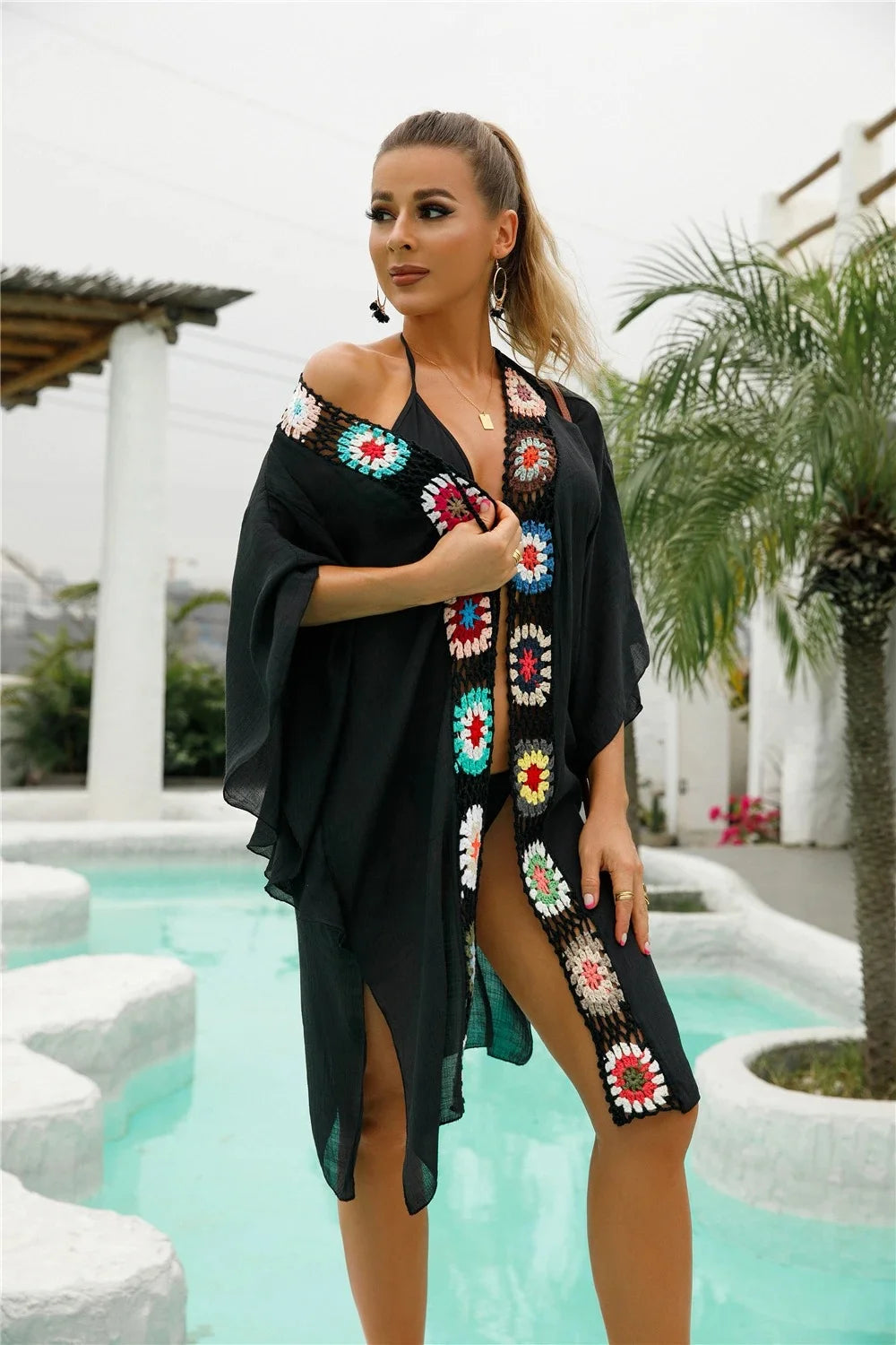 Saída de Praia Kimono Curta com bordados em crochê - Ideal para moda praia e conforto durante o verão!