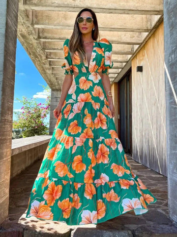 Vestido longo boho floral feminino com decote em V, mangas delicadas e modelagem fluida, ideal para eventos casuais e dias quentes.