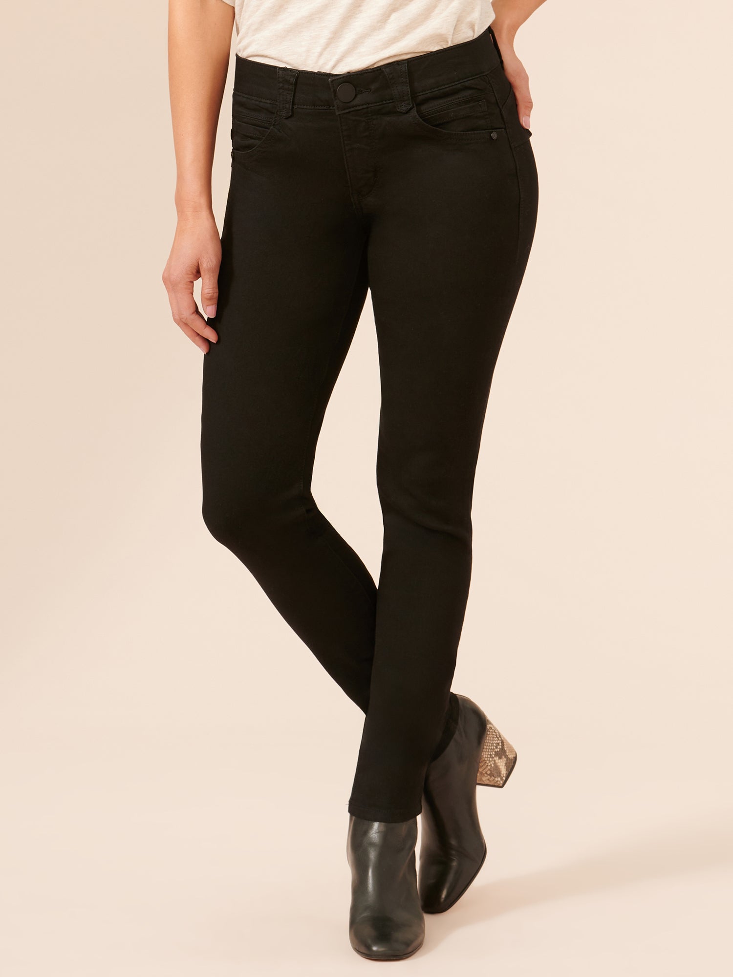 31 Black Jean Outfits: What to Wear with Black Denim Pants