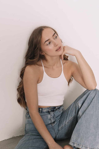 mom jeans white top outfit