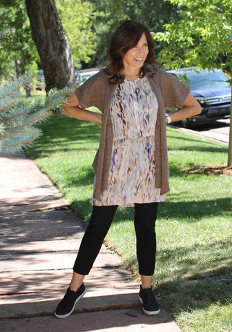 woman wearing long tunic top