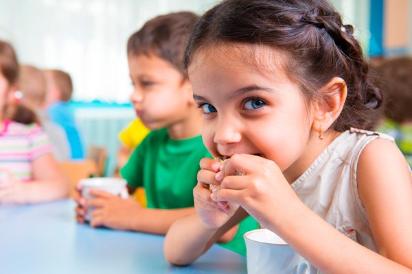 kids-eating-snack