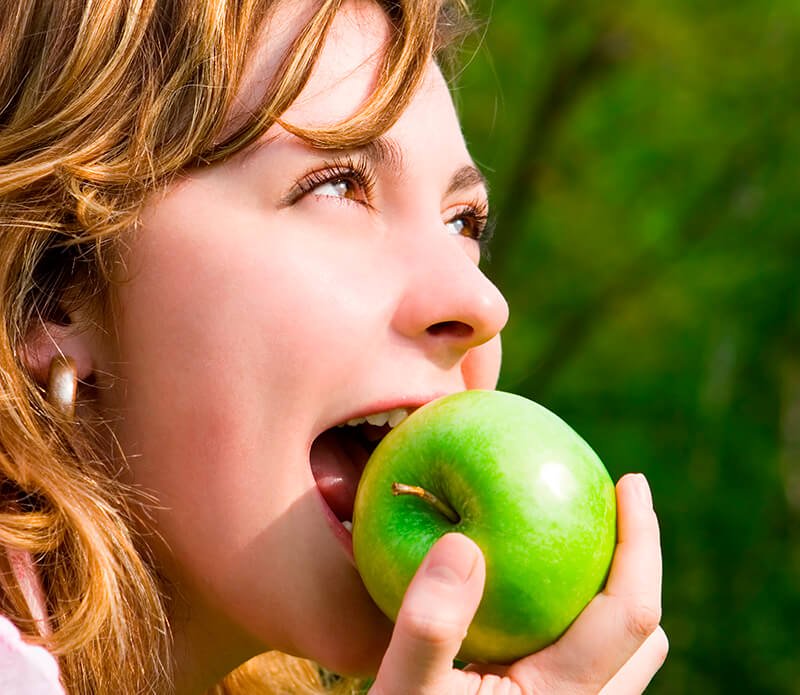 woman-eating-apple