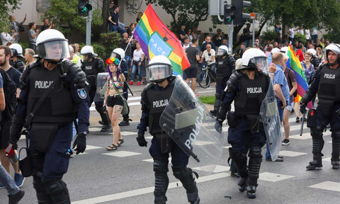 La police anti-émeute protège les participants à la première marche pour l'égalité à Bialystok, dans le nord-est de la Pologne, le 20 juillet. Photo: Artur Reszko / EPA