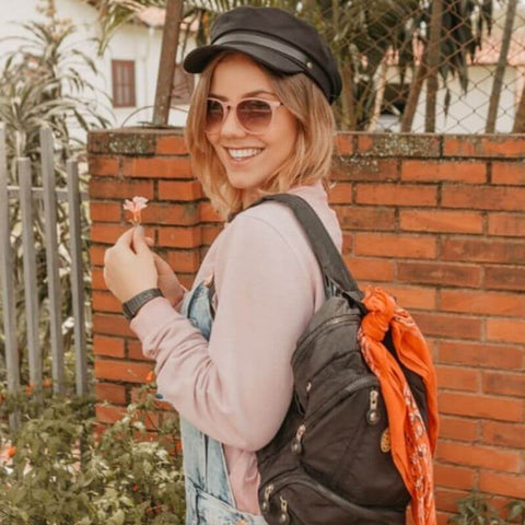 femme-avec-un-bandana-orange