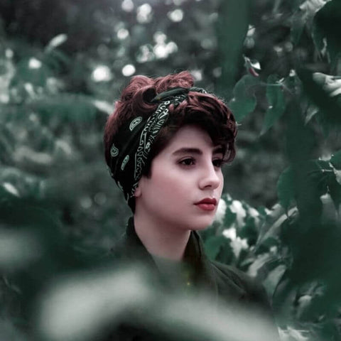 femme-avec-un-bandana-vert