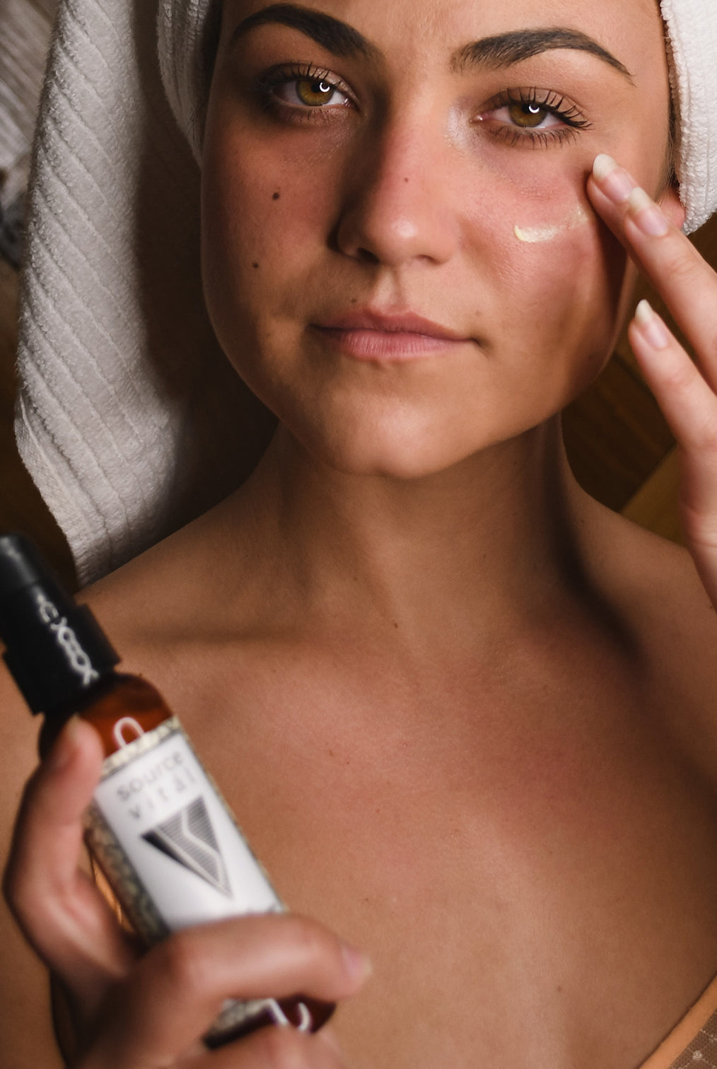 Woman applying Source Vital Mergel to her face