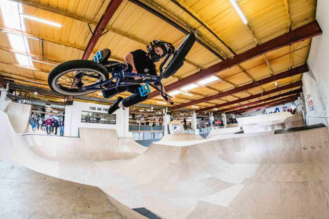 Backyard-Jam-BMX-contest-Adrenaline-Alley-one-foot-table