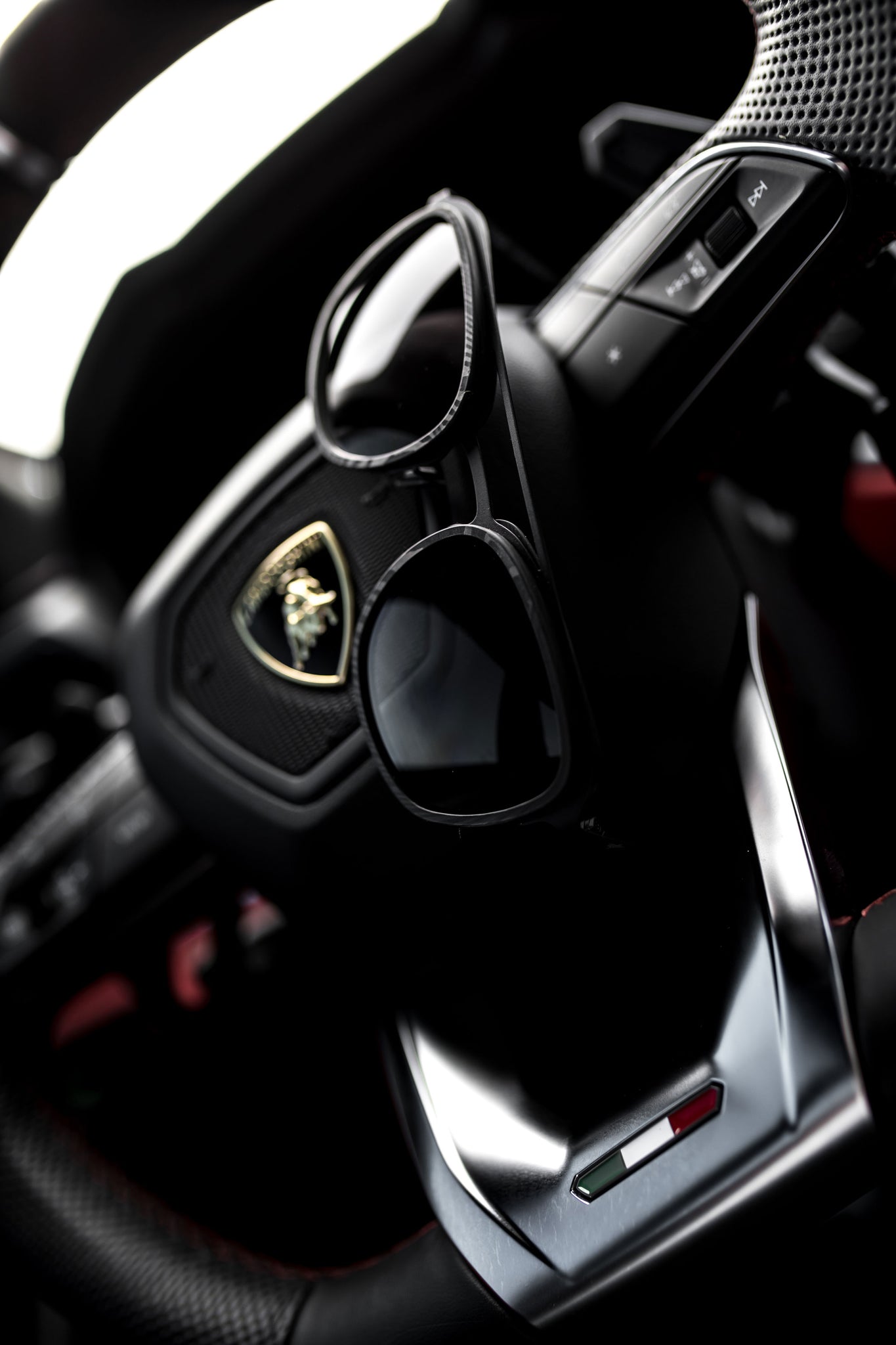 Lamborghini Urus steering wheel with Roveri Eyewear RV018B