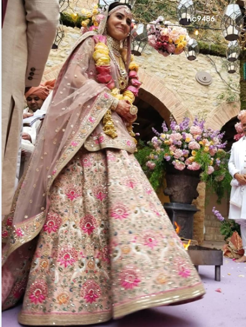 anushka lehenga