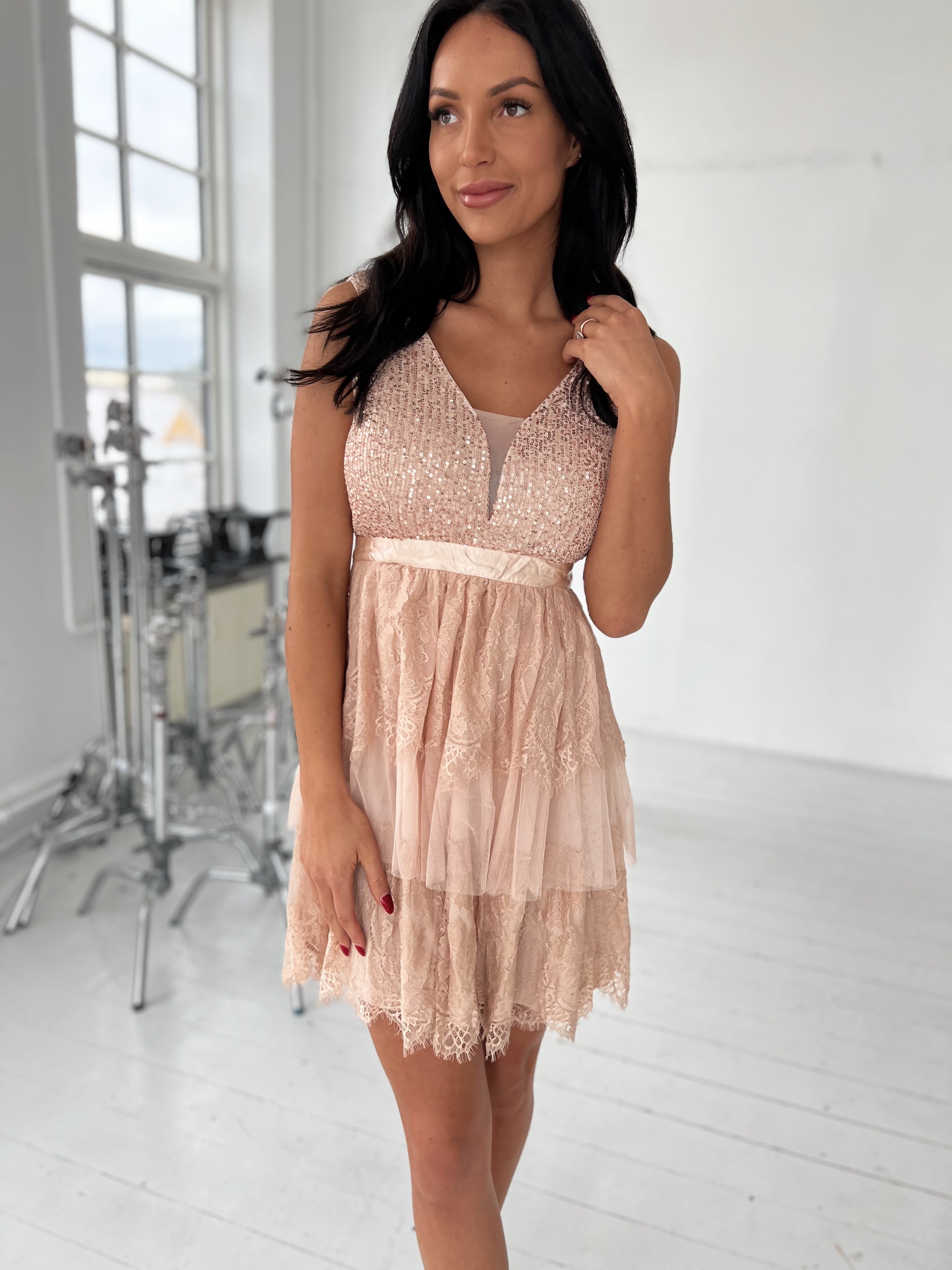 Se Elsa champagne tulle dress (8995) - S/M hos Åberg Copenhagen