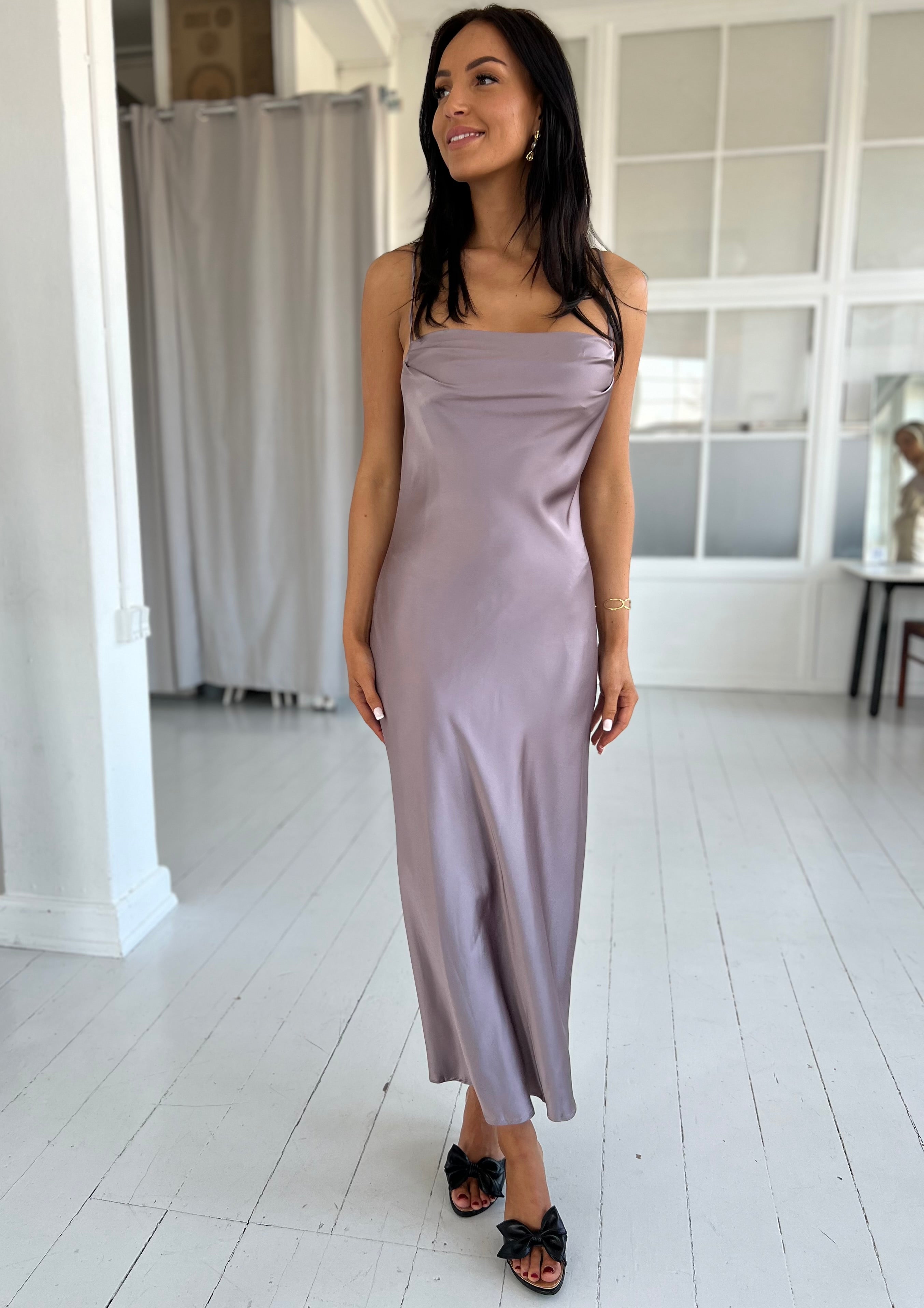 Se Lily satin lavender dress (685) - XL hos Åberg Copenhagen