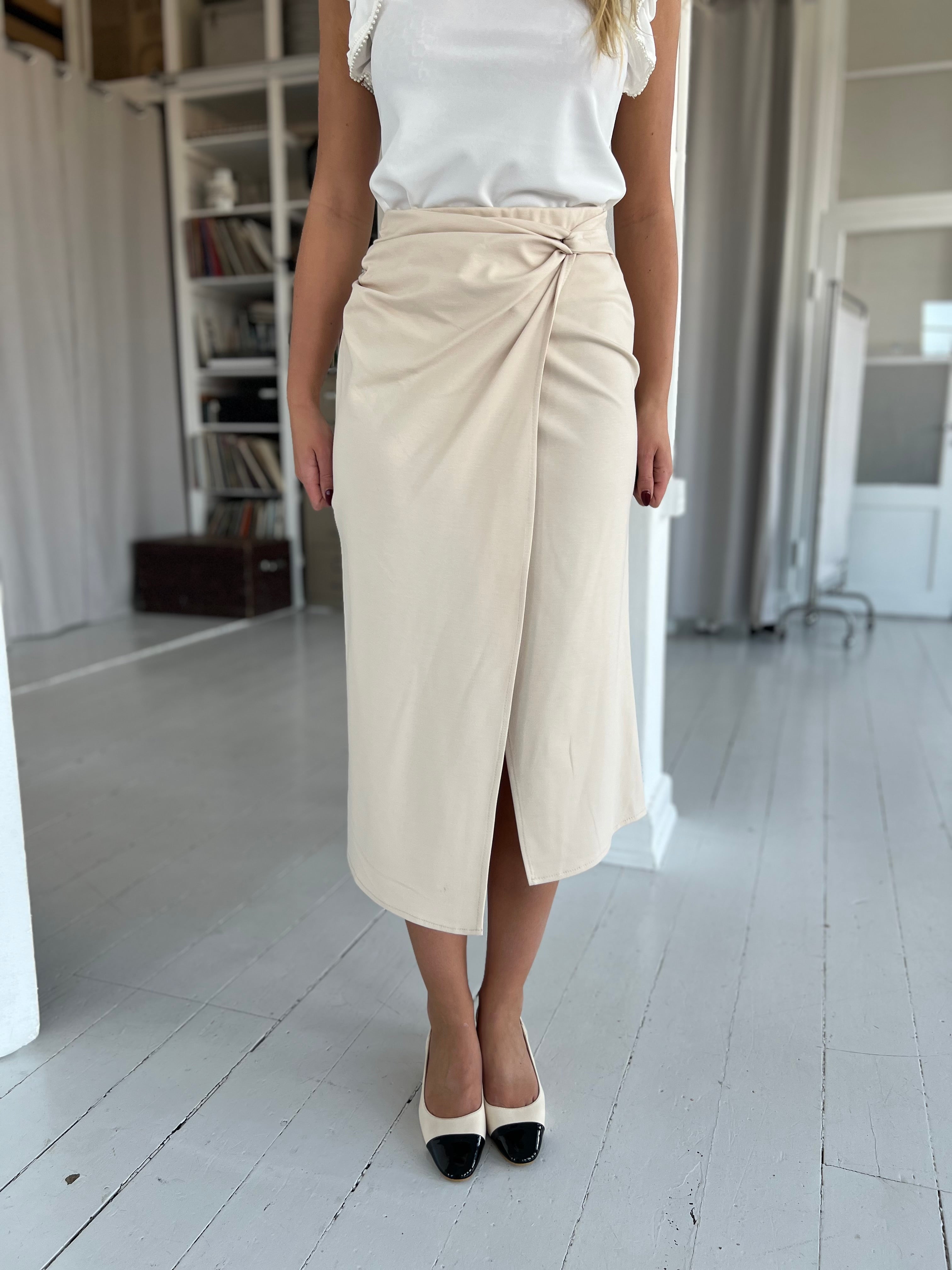 Se July beige skirt - Onesize hos Åberg Copenhagen