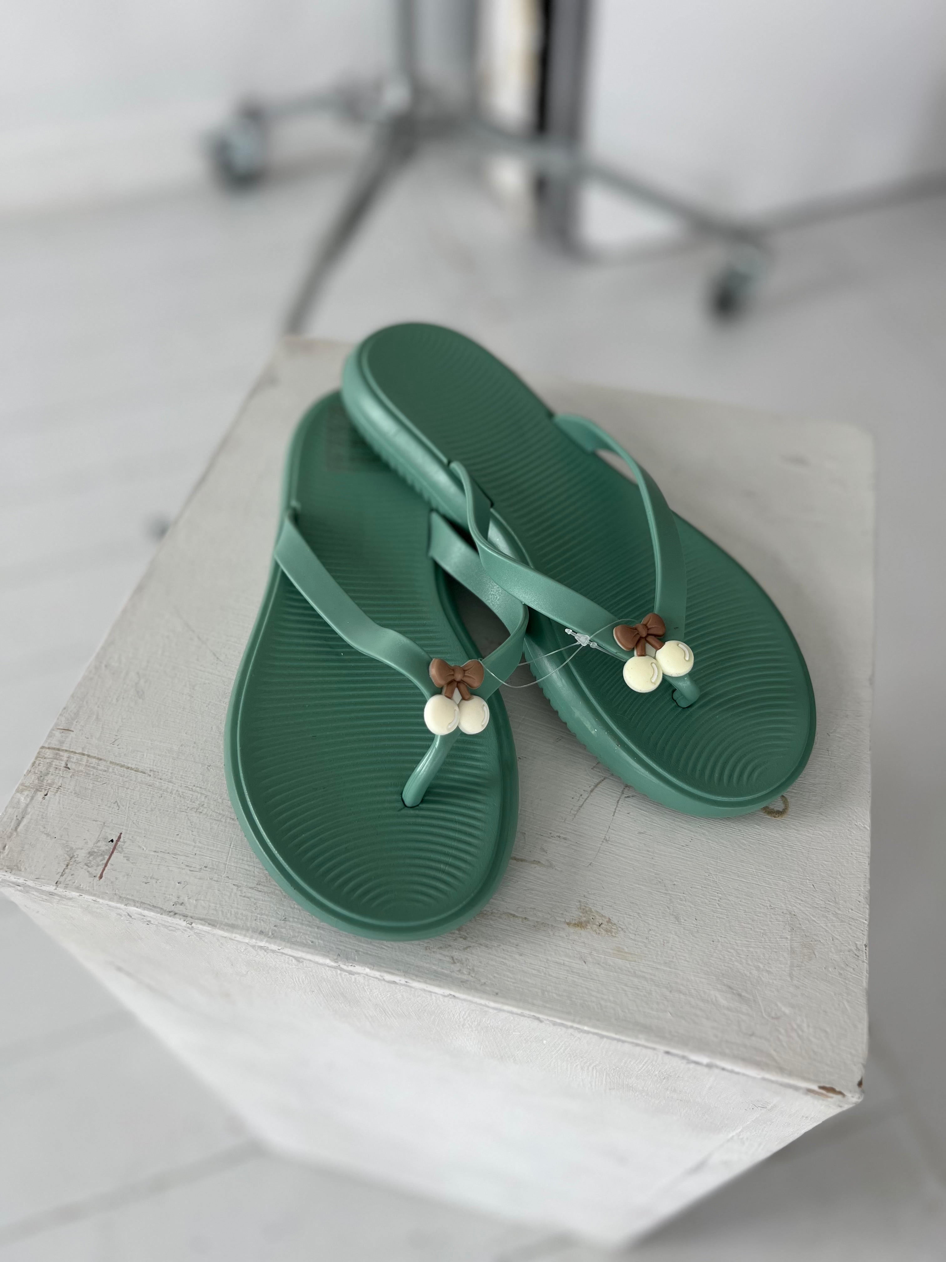 Se Rosaly dusty green flipflop (9802) - 36 hos Åberg Copenhagen