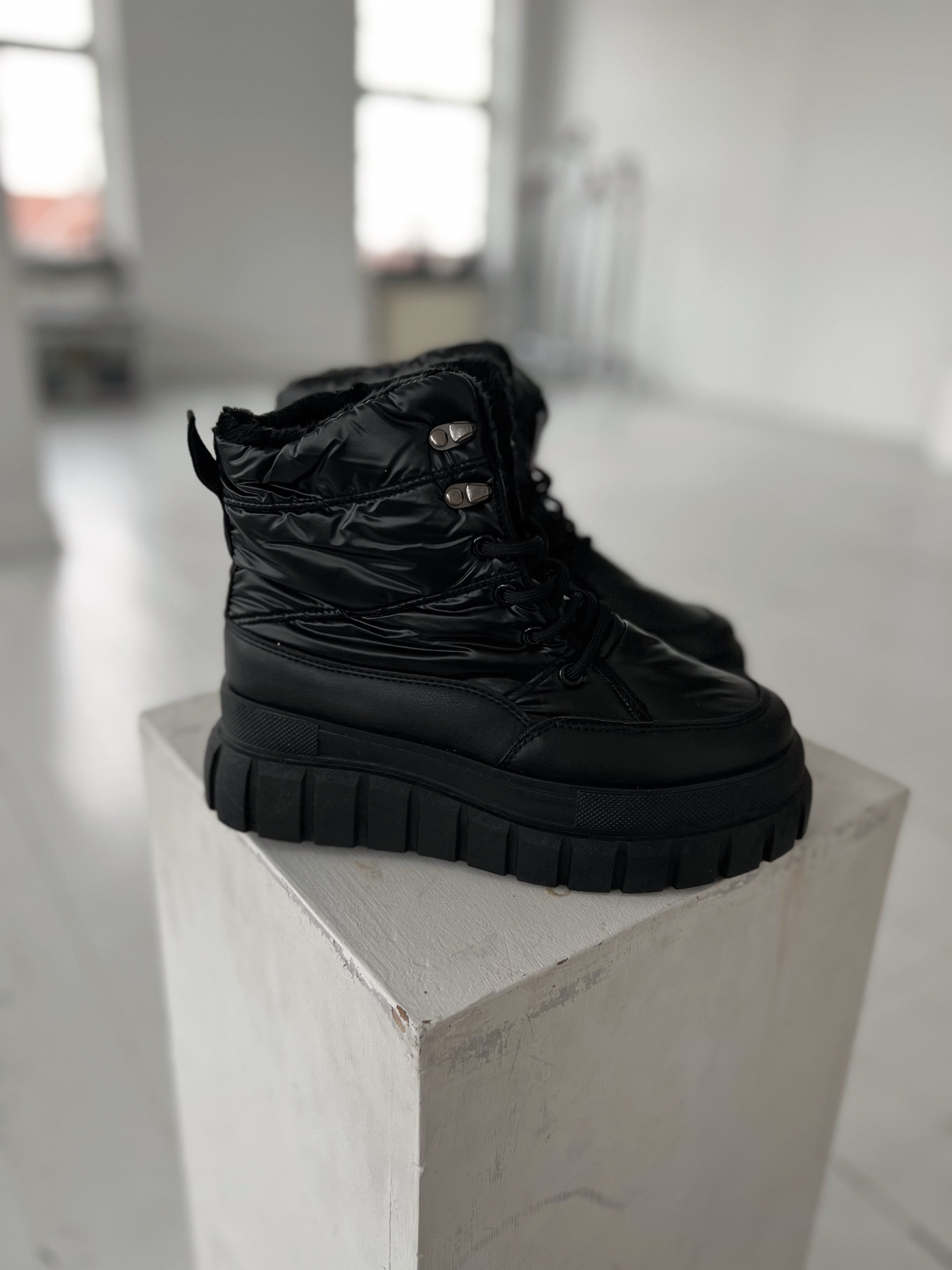 Se Marquiz black boot (8366) - 40 hos Åberg Copenhagen