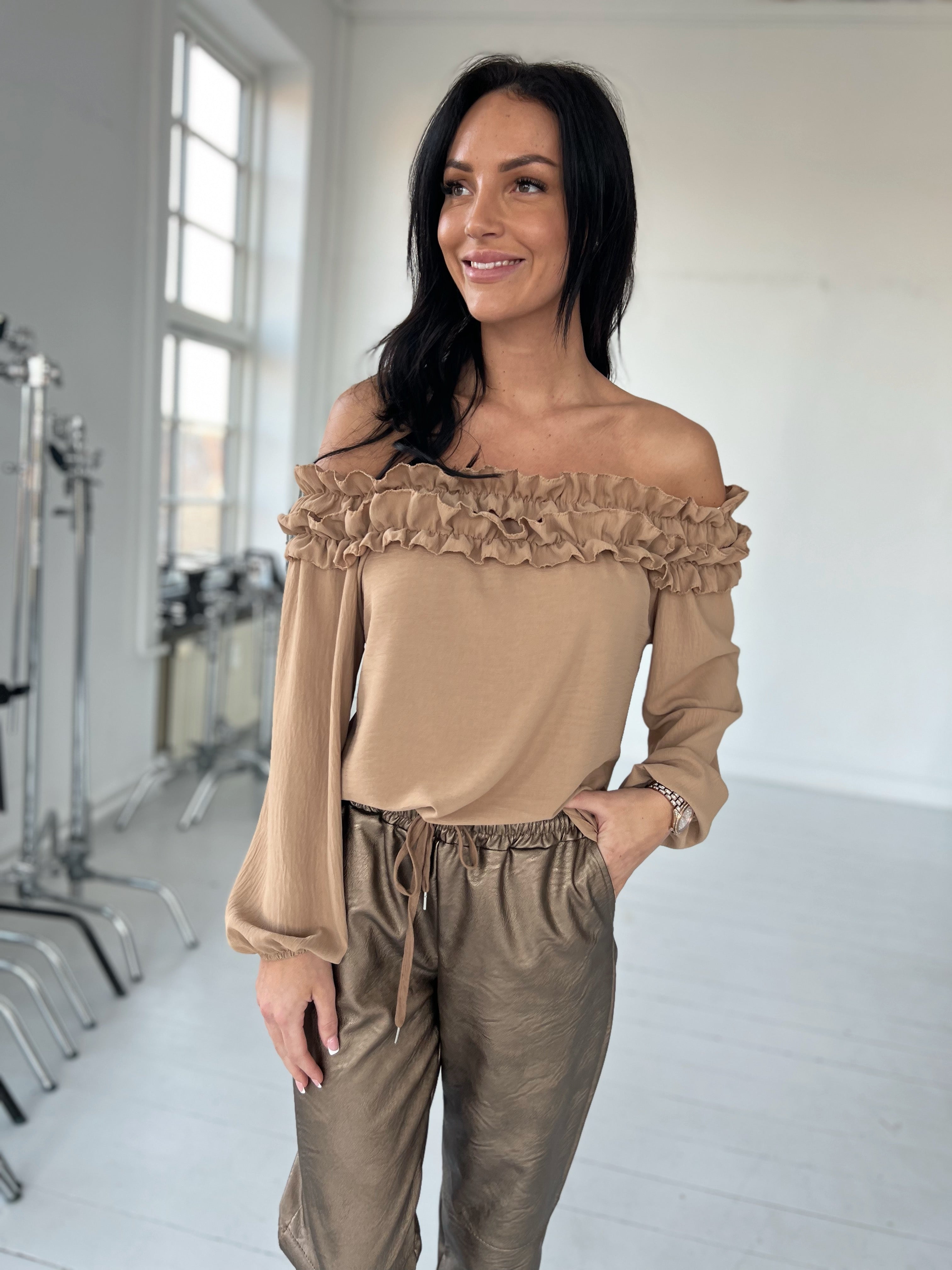Se Flora camel offshoulder blouse - Onesize hos Åberg Copenhagen
