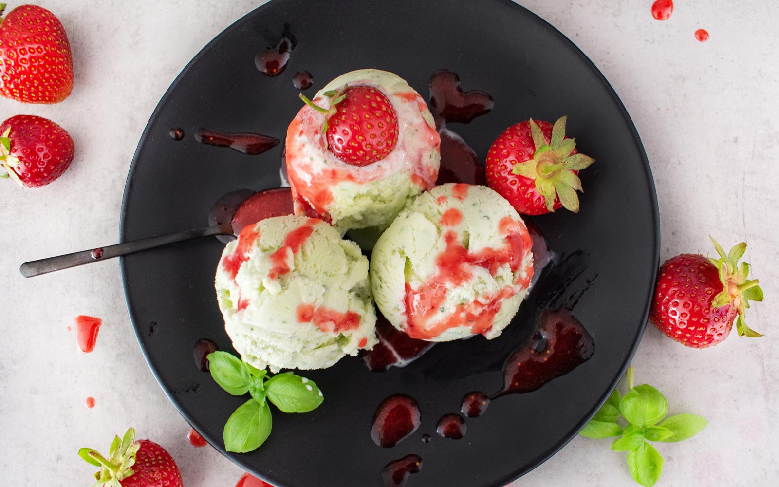 Basilikum-Erdbeersoße Eis - Luicella&amp;#39;s Ice Cream