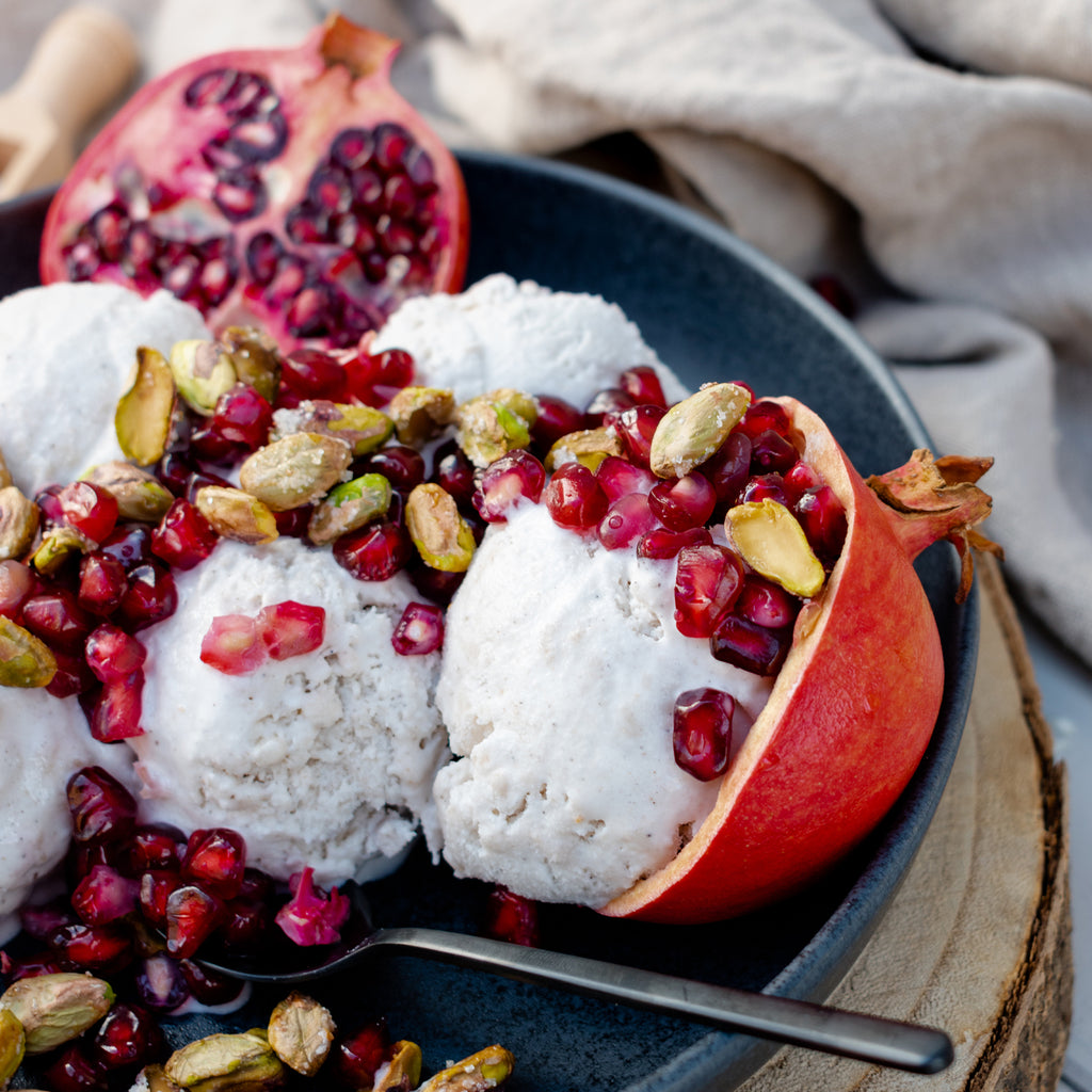 Chai-Milchreis-Eis mit Granatapfel und gerösteten Pistazien (vegan ...