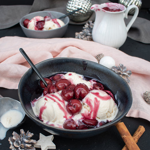 Weihnachtseis mit Glühweinkirschen