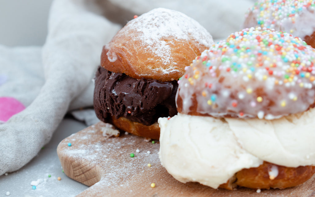 Mini-Berliner mit Eis gefüllt