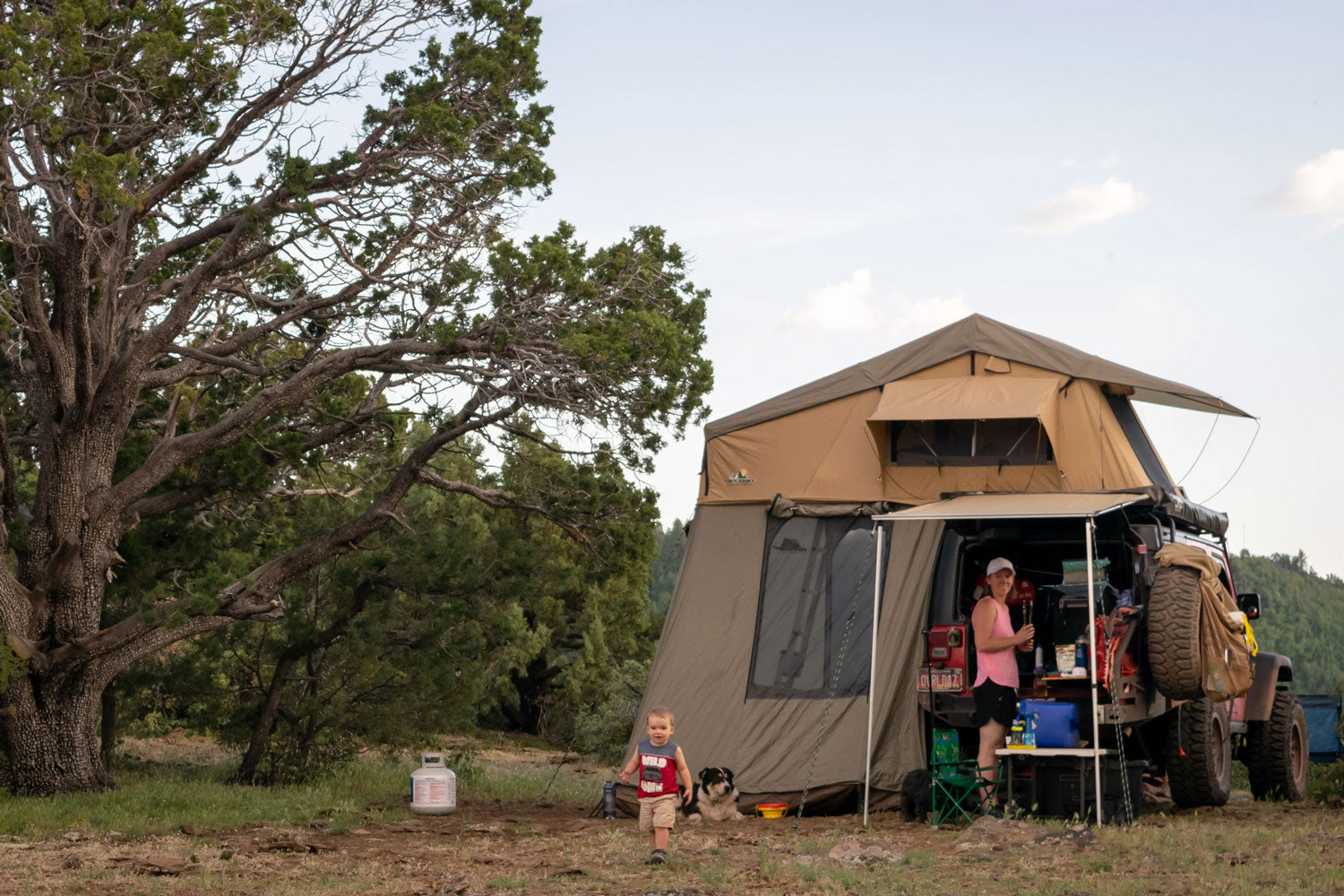 camping-storage-ideas-photo-of-family-in-the-wilderness