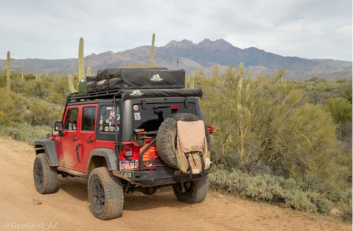 jeep-with-roof-top-tent-driving-in-desert