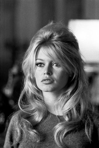 Brigitte Bardot halb hoch, halb runter