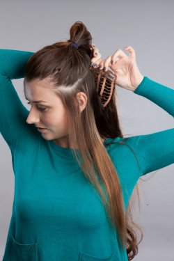 Step 2 : Clip the eight pressure sensitive clips to the hair around the back of your head