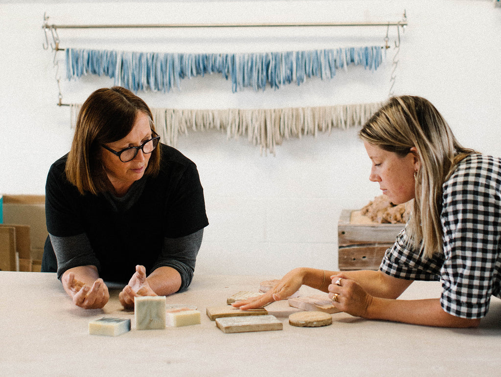 Jo Norton de Norton & Norton Ceramics en su estudio