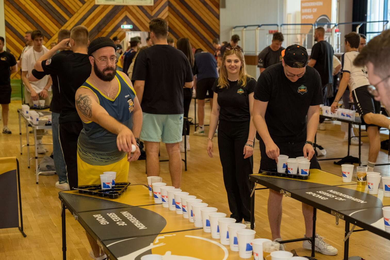 Menschen beim Bierpong spielen