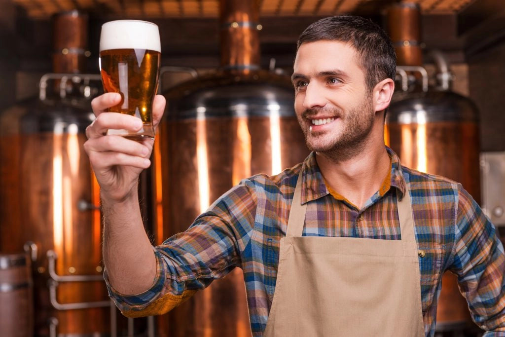 Mann mit selbstgebrautem Bier