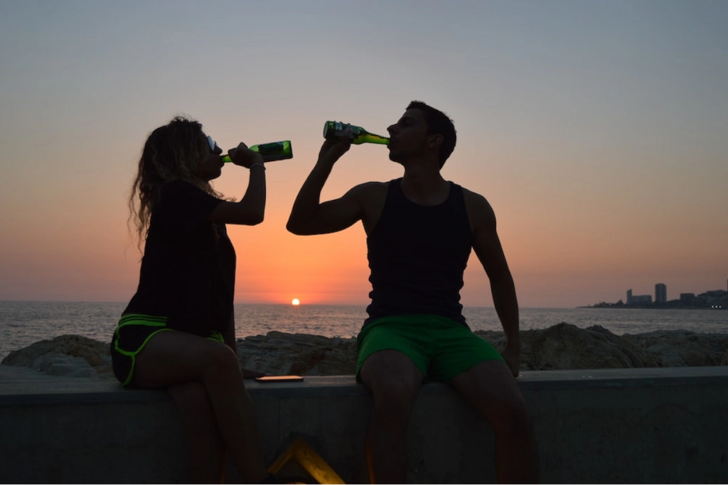 Mann und Frau trinken Bier