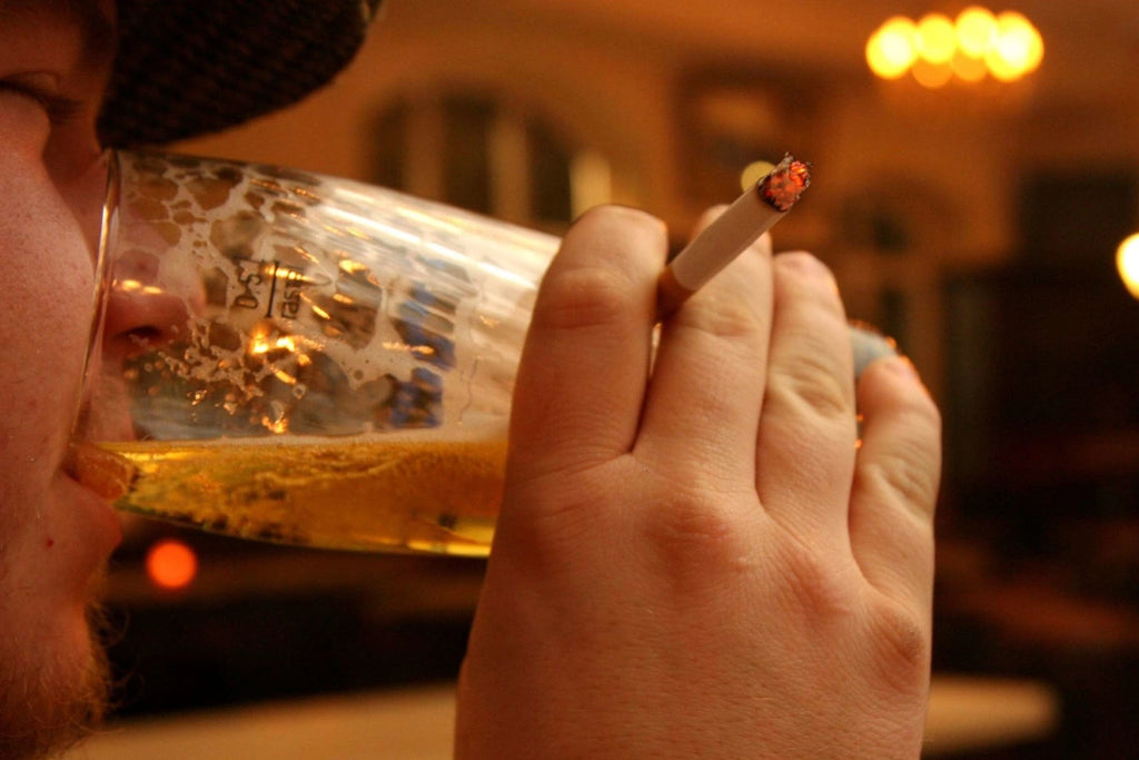 Zigarette rauchen und Bier trinken