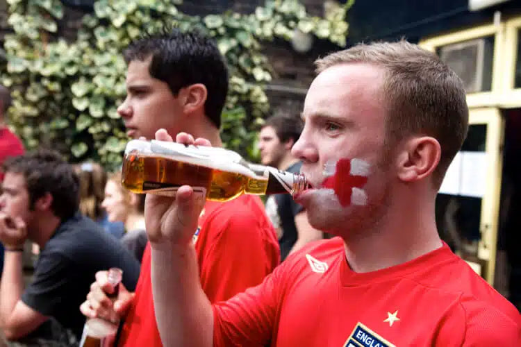 Englischer Fußballfan trinkt Bier