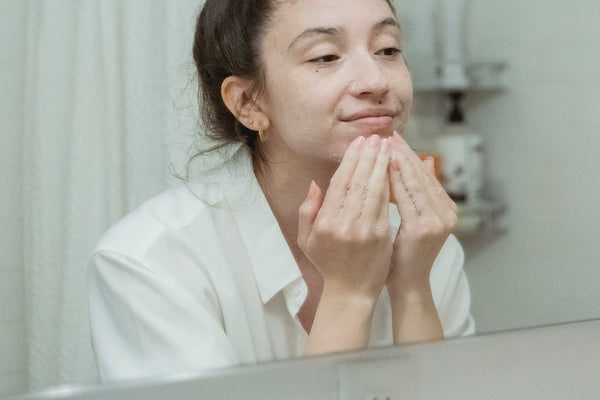 en kvinna rengör ansiktet