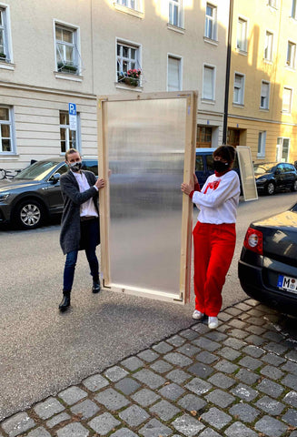 Alicia und Julia tragen die Lovebox